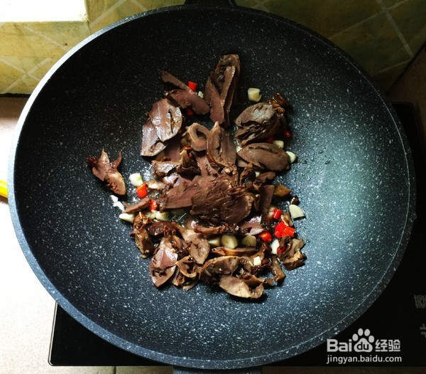 如何制作四季豆炒卤猪心