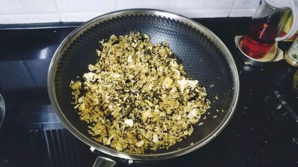 梅菜干酱油蛋炒饭