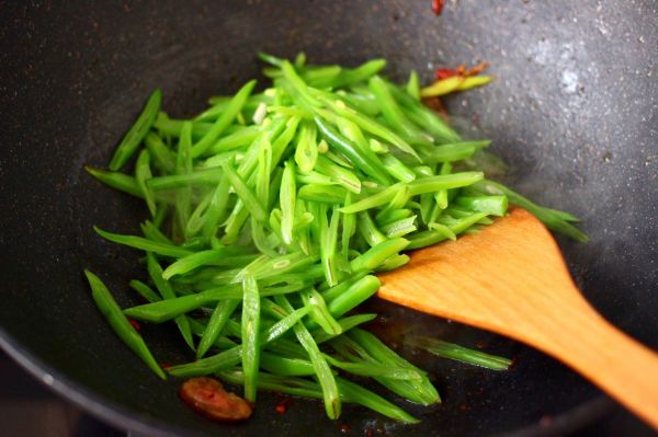 香肠辣爆芸豆丝