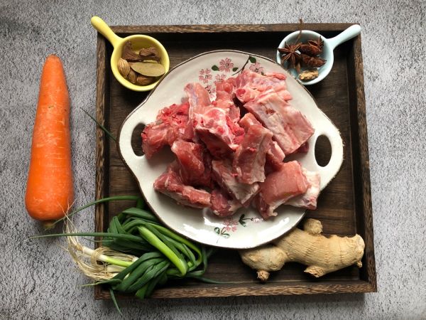 红烧土豆胡萝卜炖排骨