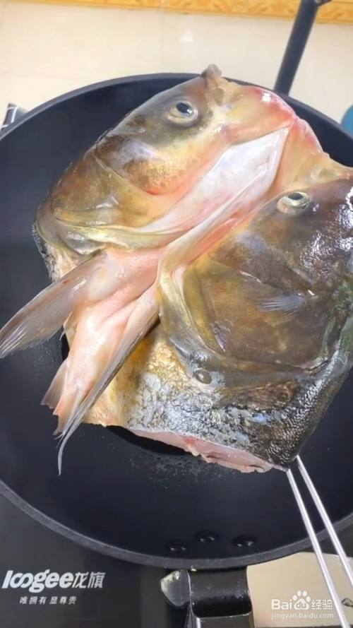 鱼头处理干净,切成两半