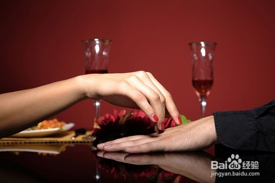 相亲时，女性采取什么办法，能有效迷住对方？