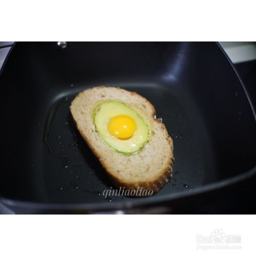 做牛油果面包煎鸡蛋的方法