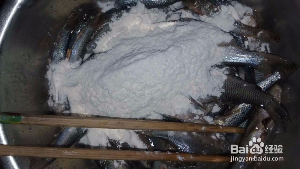 农家油炸小草鱼,油炸小焦鱼的方法