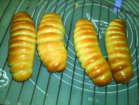 豆沙毛毛虫面包