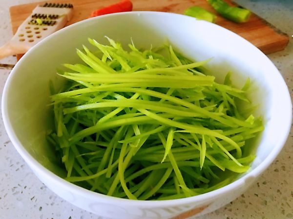 香拌莴笋胡萝卜丝