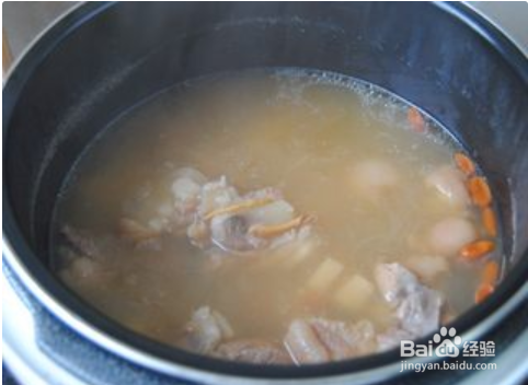 制作莲藕猪蹄汤