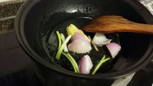 咖喱鲜鱿年糕奄蟹煲