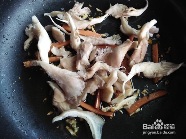 平菇炒火腿肠的步骤