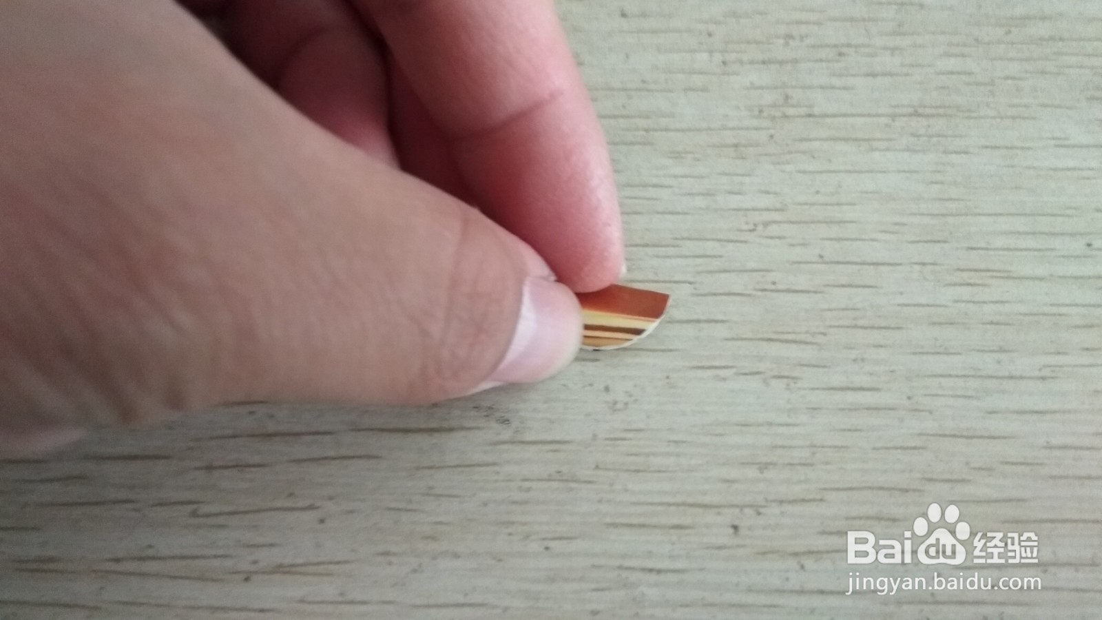 如何用圆形硬卡纸做简易的中性笔的支架