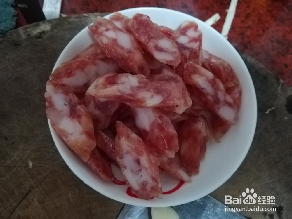 制作美味的腊肠炒椰菜