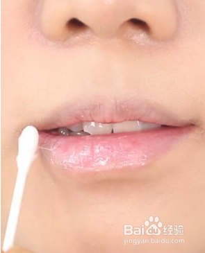 新手要怎么样才能画出干净的红唇妆