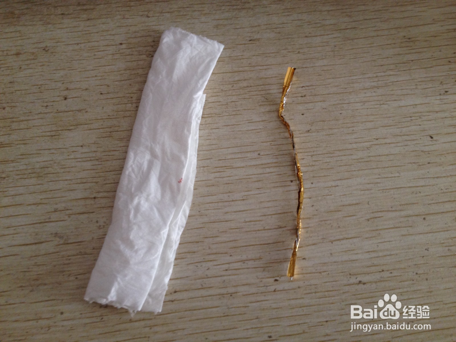 如何用一块卫生纸和面包袋绑绳做简易的钢笔支架