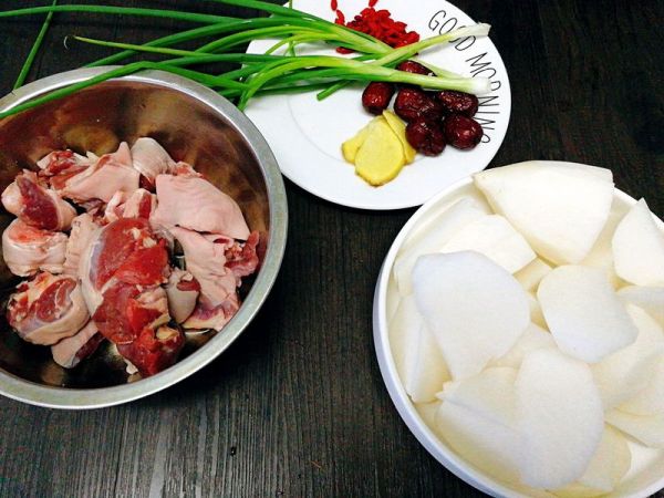 山羊腿肉煲萝卜汤