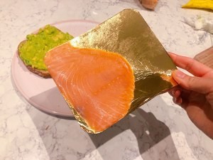烟熏三文鱼配牛油果吐司