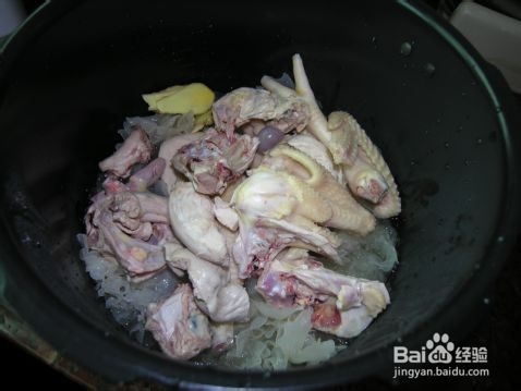 冬季进补吃什么：[1]雪耳鸡汤