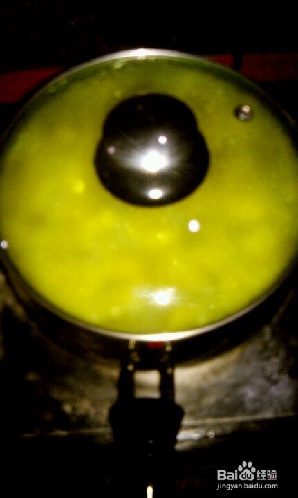 在家自制健康菠萝果汁给孩子喝