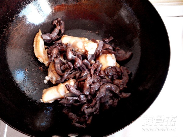 红蘑鸡翅的做法