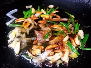 怎么做好吃的自带美颜的鸭血豆腐，肥美下饭！