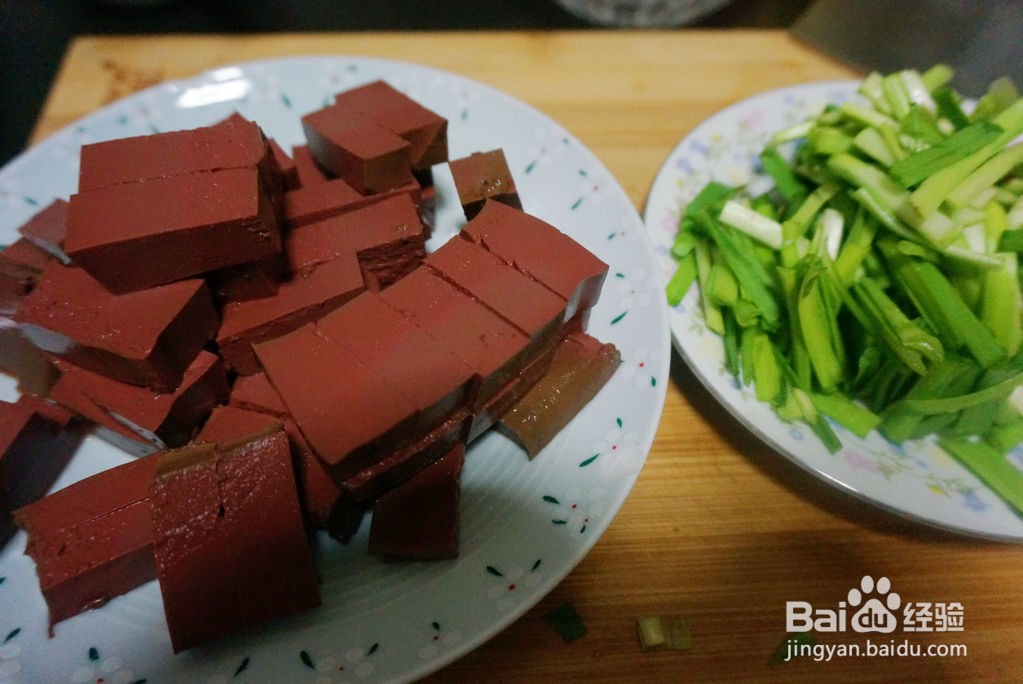 韭菜炒鸭血的做法