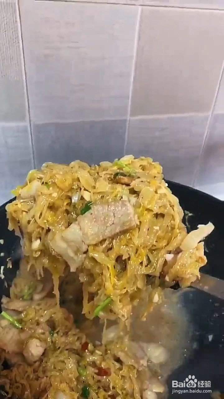 如何制作五花肉炒酸菜？