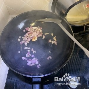 三文鱼炒紫米饭的做法