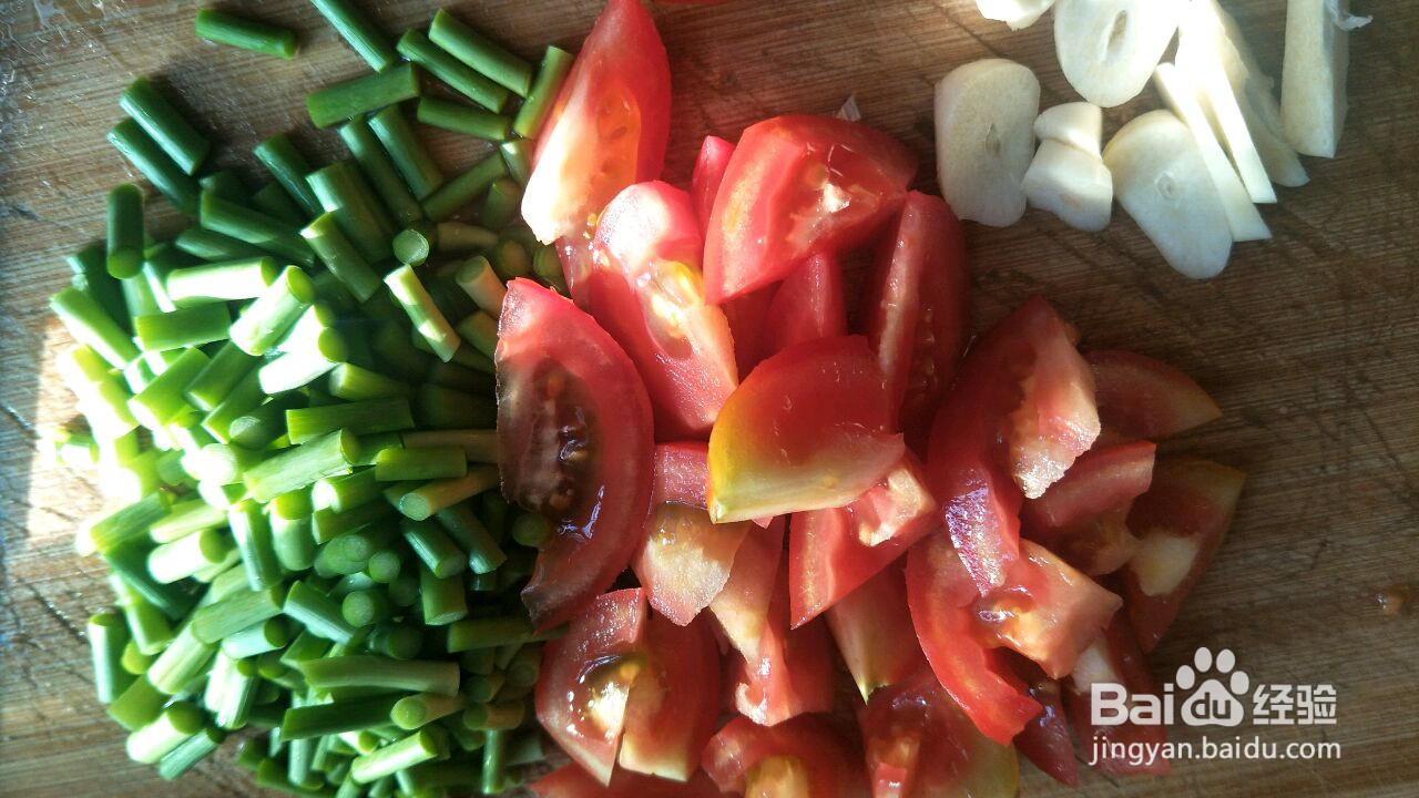 蒜苔焖面的做法