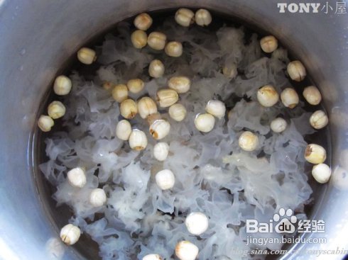 如何炖出有胶质的银耳------银耳莲子羹