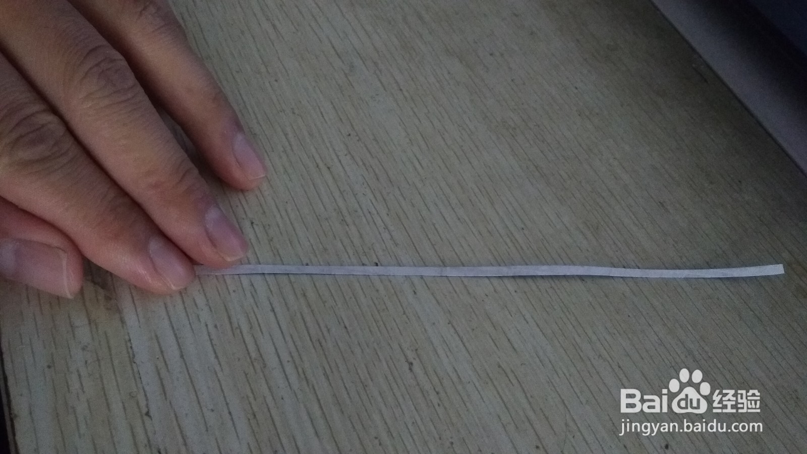如何用一个细长的纸条做简易的钢笔的支架