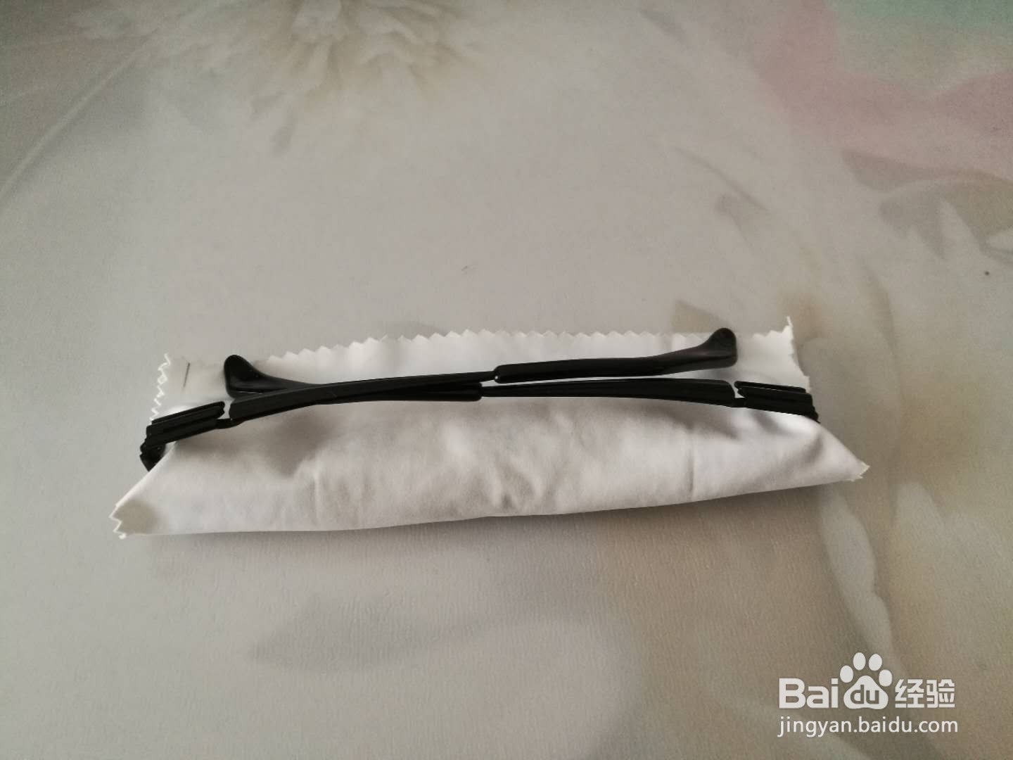 眼镜怎么放在眼镜盒里