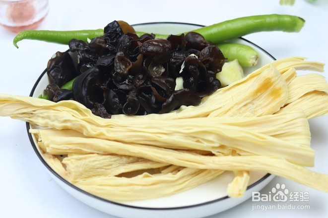 如何做木耳炒腐竹
