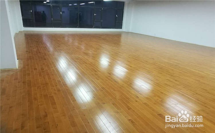 篮球场运动木地板受潮起鼓解决办法