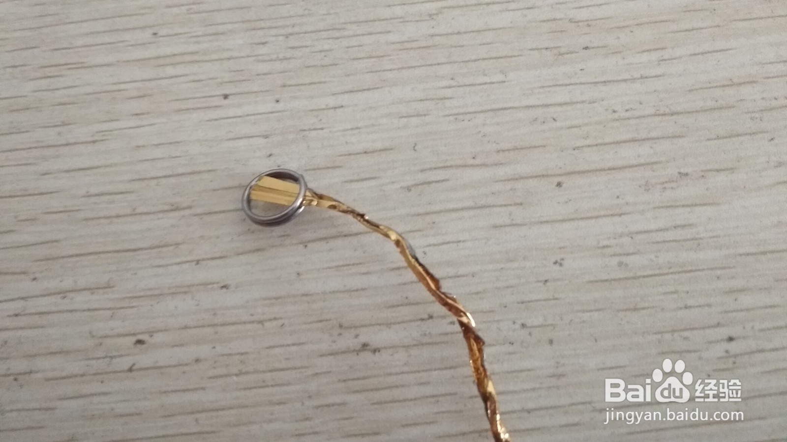 如何用面包袋绑绳和钥匙环做简易的中性笔支架