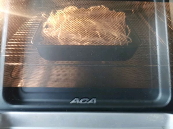 腊肠卷心菜炒面