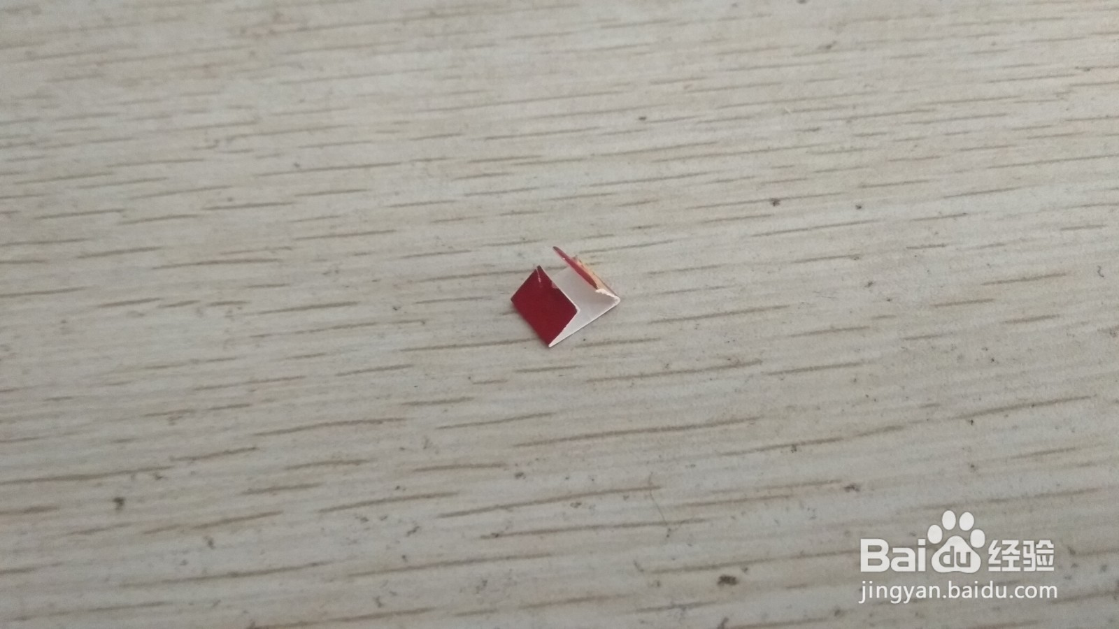 如何用一小块长方形硬卡纸做简易的钢笔的支架