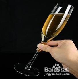 不同种类的葡萄酒应搭配不同的酒杯