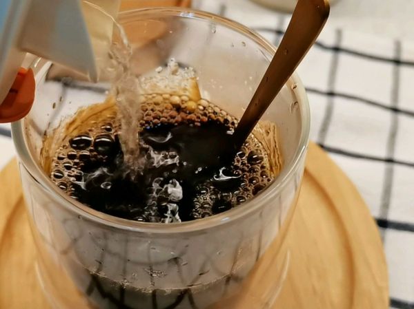杏仁酱乌龙拿铁咖啡
