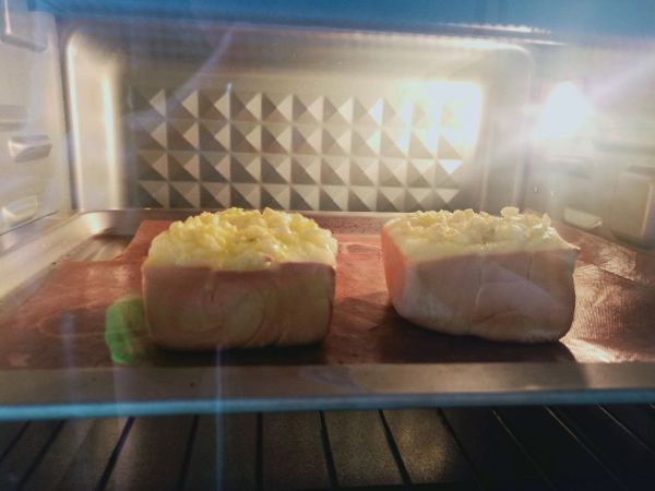 浓郁蒜香奶酪黄油烤吐司