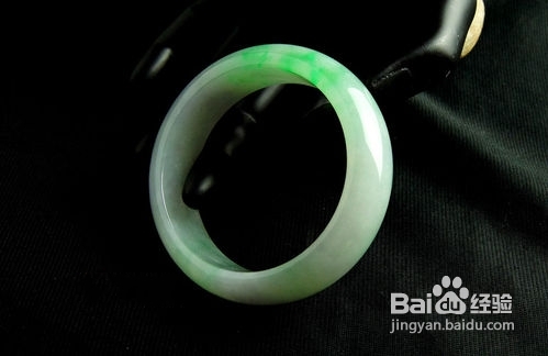 什么样的镯子比较好看怎样挑选翡翠镯子