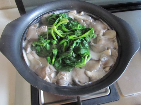 菠菜蘑菇汆丸汤