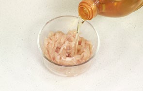 美味的韭黄香菇炒鸡丝