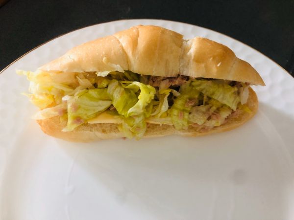 金枪鱼三明治配水波蛋