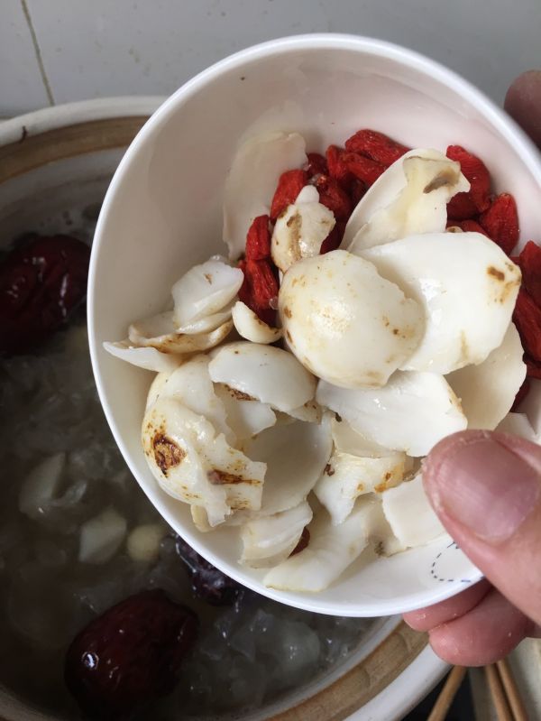 银耳莲子红枣枸杞汤