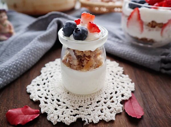 谷物酸奶早餐杯