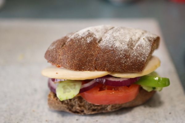 黑麦鸡肉蔬菜三明治