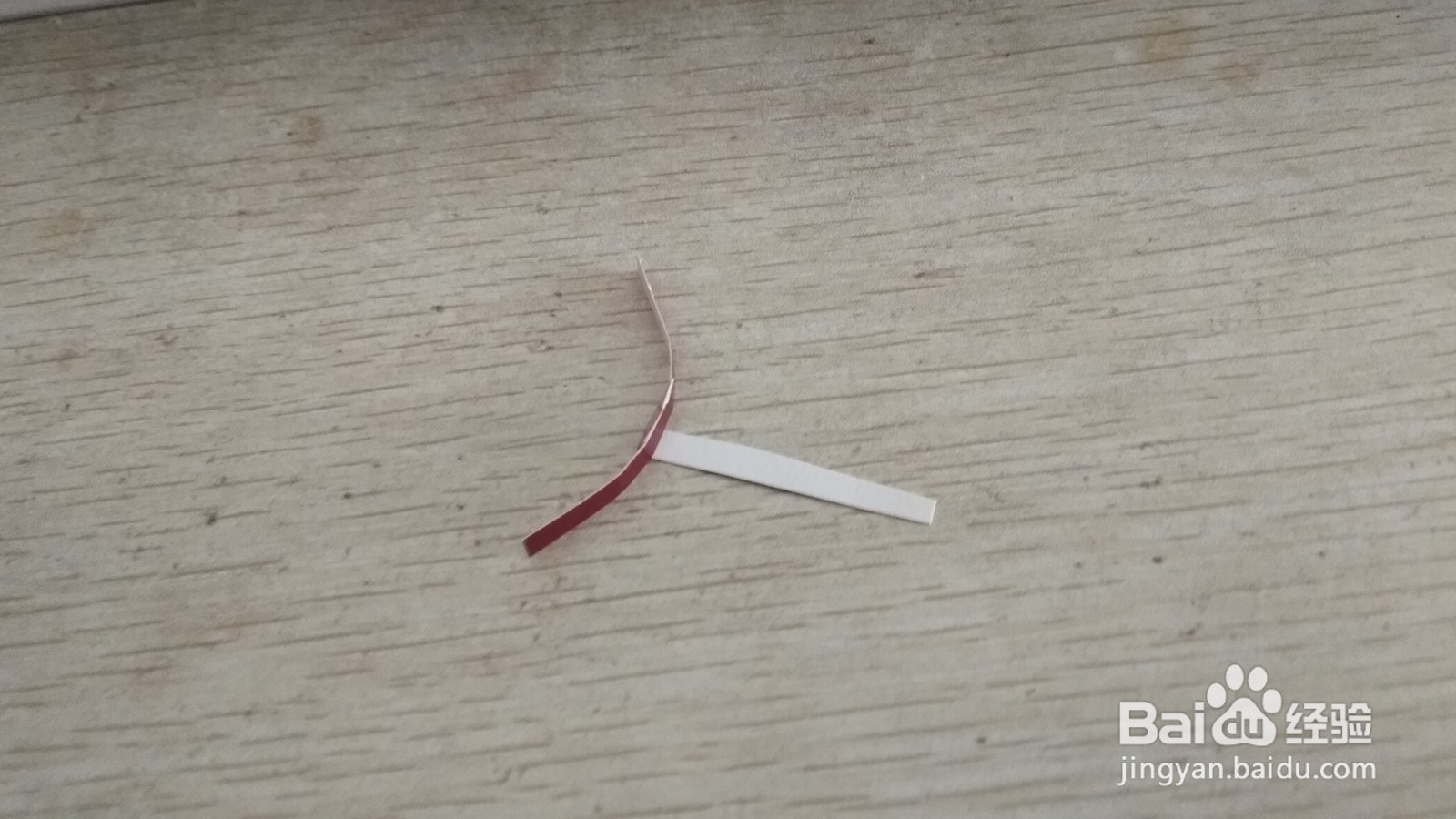 如何用两个长方形硬卡纸做两面放中性笔的支架