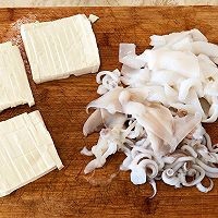 怎么做酱油鱿鱼炖豆腐？