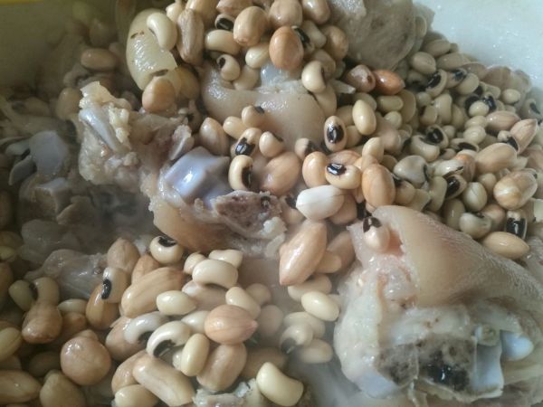 话梅花生炆猪蹄