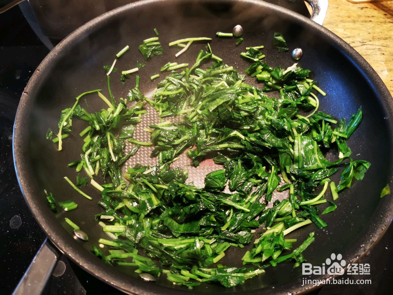 熊葱野韭菜炒鸡蛋的做法
