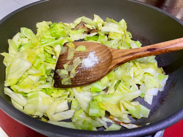 酱肉煸炒包心菜